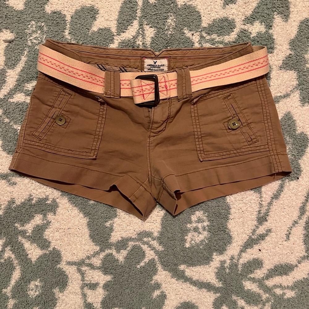 tan shorts w/belt